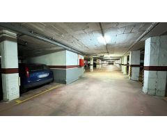 Se vende plaza de parquing para coche mediano en la zona del Parc del Estatut.