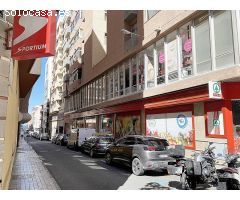 Se alquila amplio local en 1ª planta Mesa y López