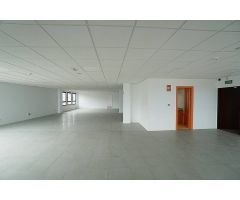 Se alquila amplia oficina en P.I. Miller Bajo