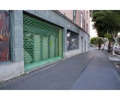 Gran oportunidad. Local en esquina en Avda. de las Tirajanas, Vecindario