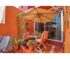 Triplex con garaje, terraza y piscina en Vecindario