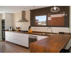 Tu Hogar en Gran Alacant: Villa Familiar con Estilo Mediterráneo, Cerca de Alicante y Servicios