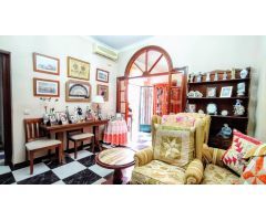 Casa Mata con 6 habitaciones y patio central en el barrio de La Trinidad