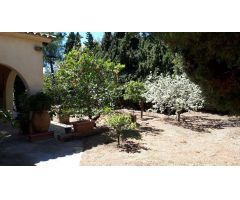 Exclusiva parcela urbana de 2.286 m2 con casa para reformar a 600 m de la playa en Calpe (Costa Blan