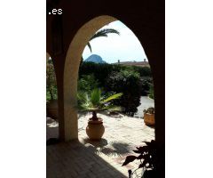 Exclusiva parcela urbana de 2.286 m2 con casa para reformar a 600 m de la playa en Calpe (Costa Blan