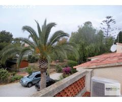 Exclusiva parcela urbana de 2.286 m2 con casa para reformar a 600 m de la playa en Calpe (Costa Blan