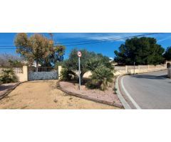 Exclusiva parcela urbana de 2.286 m2 con casa para reformar a 600 m de la playa en Calpe (Costa Blan
