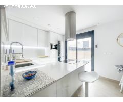 Villa independiente de 3 dormitorios, 2 baños, 1 aseo, piscina en Benijofar (Alicante)