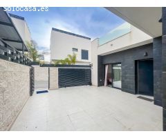 Villa independiente de 3 dormitorios, 2 baños, 1 aseo, piscina en Benijofar (Alicante)