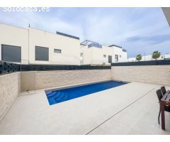Villa independiente de 3 dormitorios, 2 baños, 1 aseo, piscina en Benijofar (Alicante)
