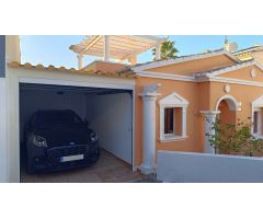 Adosado con piscina comunitaria, garaje y jardín en Calpe (Costa Blanca)
