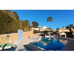 Adosado con piscina comunitaria, garaje y jardín en Calpe (Costa Blanca)