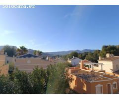 Adosado con piscina comunitaria, garaje y jardín en Calpe (Costa Blanca)
