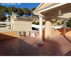 Adosado con piscina comunitaria, garaje y jardín en Calpe (Costa Blanca)