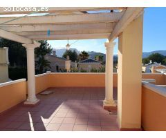 Adosado con piscina comunitaria, garaje y jardín en Calpe (Costa Blanca)