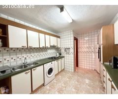 Amplio piso con 4 habitaciones dobles y plaza de parking en el centro de Benidorm