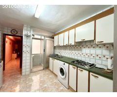 Amplio piso con 4 habitaciones dobles y plaza de parking en el centro de Benidorm