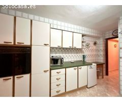 Amplio piso con 4 habitaciones dobles y plaza de parking en el centro de Benidorm