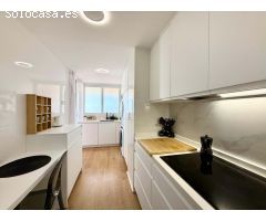 Bajo con terraza y vistas al mar en urbanización privada con piscina