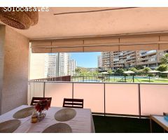 Bajo con terraza y vistas al mar en urbanización privada con piscina