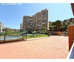 Bajo con terraza y vistas al mar en urbanización privada con piscina