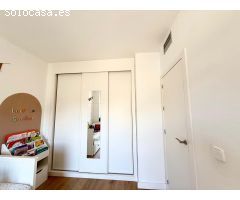 Bajo con terraza y vistas al mar en urbanización privada con piscina
