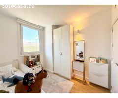 Bajo con terraza y vistas al mar en urbanización privada con piscina