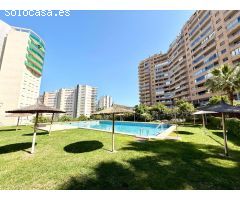 Bajo con terraza y vistas al mar en urbanización privada con piscina