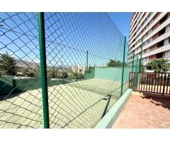 Bajo con terraza y vistas al mar en urbanización privada con piscina