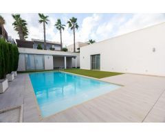 Chalet independiente de estilo moderno y piscina climatizada en Benijofar !