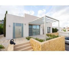 Chalet independiente de estilo moderno y piscina climatizada en Benijofar !