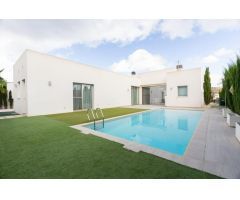 Chalet independiente de estilo moderno y piscina climatizada en Benijofar !