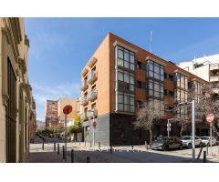 Planta baja-dúplex de 3 habitaciones y plaza de parking opcional en Les Corts.