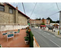 Casa de pueblo para reformar de 220m2 distribuida en dos viviendas de 60m2 y dos locales comerciales
