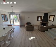Chalet de 240m2 con 3 dormitorios, 2 baños y aseo. Amplio jardín de 1.000m2 y piscina independiente