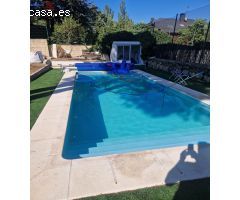 Chalet de 240m2 con 3 dormitorios, 2 baños y aseo. Amplio jardín de 1.000m2 y piscina independiente