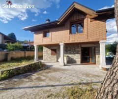Chalet de 240m2 con 3 dormitorios, 2 baños y aseo. Amplio jardín de 1.000m2 y piscina independiente
