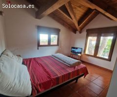 Chalet de 240m2 con 3 dormitorios, 2 baños y aseo. Amplio jardín de 1.000m2 y piscina independiente