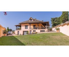 Magnifico chalet de 713m2 con 5 dormitorios, 4 baños y piscina sobre parcela ajardinada de 1.505m2