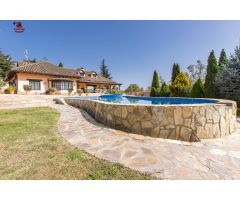 Magnifico chalet de 713m2 con 5 dormitorios, 4 baños y piscina sobre parcela ajardinada de 1.505m2