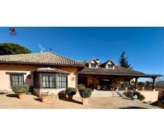 Magnifico chalet de 713m2 con 5 dormitorios, 4 baños y piscina sobre parcela ajardinada de 1.505m2
