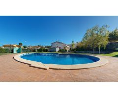 CHALET ADOSADO EN TURIS
