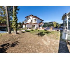 MAGNIFICO CHALET EN URB. PARQUE CUBILLAS