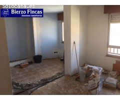 Se vende piso en Bembibre para reformar.