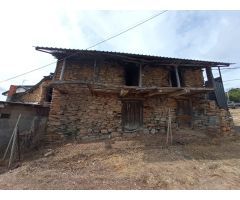 SE VENDE FINCA URBANA CON EDIFICACIONES DE PIEDRA EN OTERO
