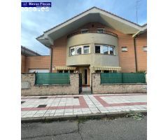 SE VENDE AMPLIO CHALET ADOSADO EN TROBAJO DEL CAMINO