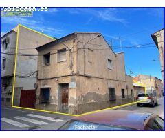 Casa en esquina con terreno para reformar o edificar en Santomera