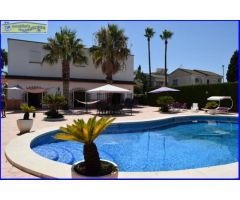 Se vende chalet con piscina privada en Santomera, parcela de 3.000 m2.