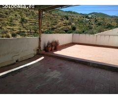 Casa en Serón con seis habitaciones, terraza y sótano.