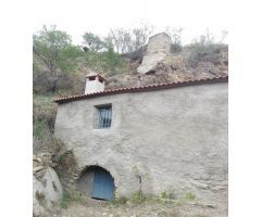 VENTA DE TERRENO RÚSTICO CON NAVE CORTIJO EN TAHAL, ALMERÍA.